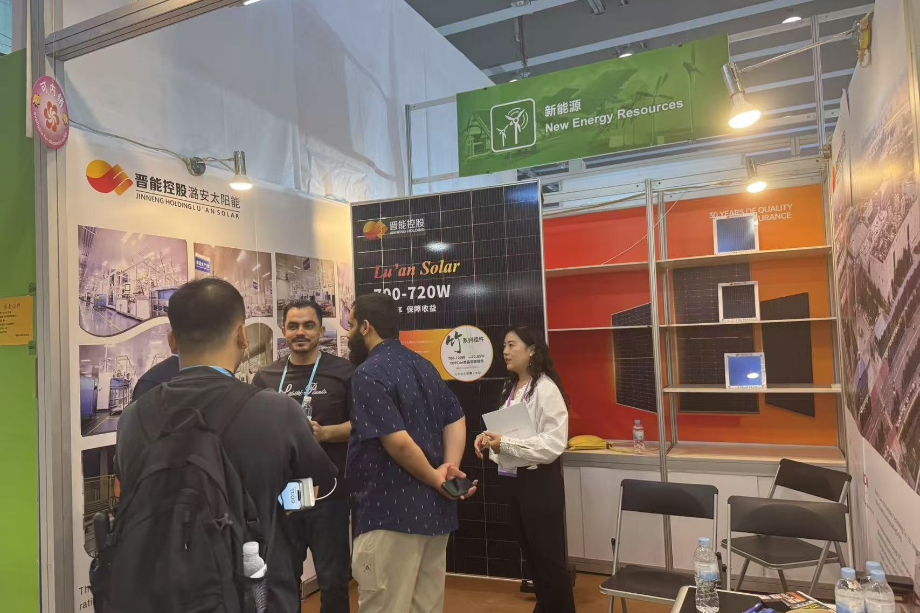 Customers visit Luan Solar booth