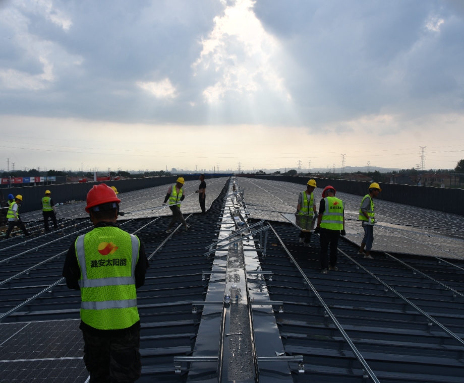 Luan workers install solar panels